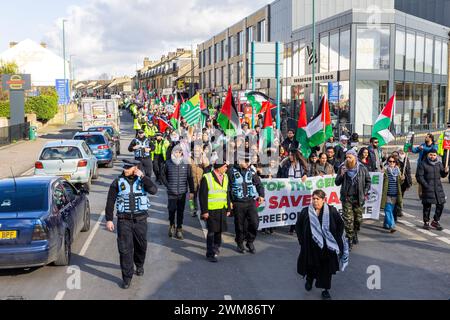 Bradford, Großbritannien. FEBRUAR 2024. Pro-palästinensische demonstranten marschieren entlang der Leeds RD in Richtung Zentrum von Bradford. Credit Milo Chandler/Alamy Live News Stockfoto