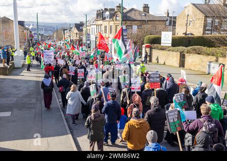 Bradford, Großbritannien. FEBRUAR 2024. Pro-palästinensische demonstranten marschieren entlang der Leeds RD in Richtung Zentrum von Bradford. Credit Milo Chandler/Alamy Live News Stockfoto