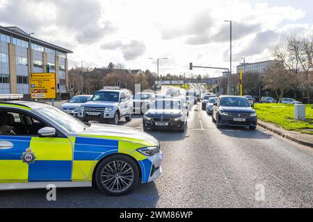 Bradford, Großbritannien. FEBRUAR 2024. Die Polizei stoppt den Verkehr bei Intention der A650 und der Leeds RD, um die Passage von Protesten pro Palästina zu erleichtern. Credit Milo Chandler/Alamy Live News Stockfoto