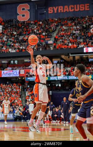 Syracuse, New York, USA. Februar 2024. Während des ACC-Konferenzbasketballspiels zwischen der Syracuse University und der University of Notre Dame übergibt Syracuse Guard JUDAH MINTZ (3) den Ball während der ersten Hälfte des Spiels im JMA Wireless Dome auf dem Campus der Syracuse University. (Kreditbild: © Scott Rausenberger/ZUMA Press Wire) NUR REDAKTIONELLE VERWENDUNG! Nicht für kommerzielle ZWECKE! Stockfoto