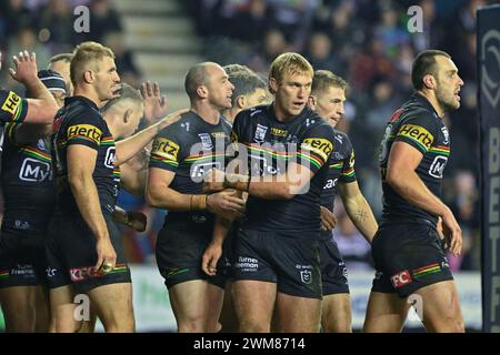 Dylan Edwards feiert seinen Versuch, es beim World Club Challenge-Match Wigan Warriors gegen Penrith Panthers 2024 im DW Stadium, Wigan, Großbritannien, 24. Februar 2024 (Foto: Cody Froggatt/News Images) mit 10:10. Stockfoto