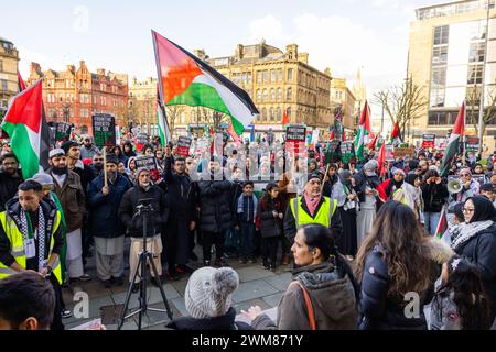 Bradford, Großbritannien. FEBRUAR 2024. Die pro-palästinensische Menge versammelte sich am Hundertjahrsplatz für märz. Credit Milo Chandler/Alamy Live News Stockfoto