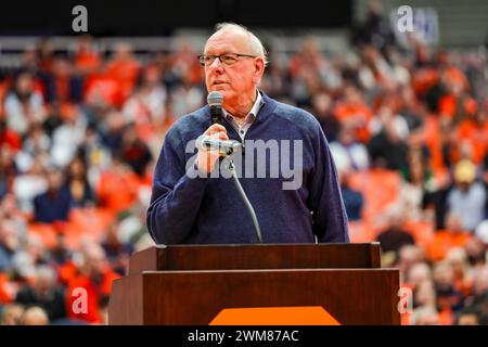 Syracuse, New York, USA. Februar 2024. Nach dem Basketballspiel der ACC-Konferenz zwischen der Syracuse University und der University of Notre Dame spricht JIM BOEHEIM, ehemaliger Trainer von Syracuse, während einer Zeremonie zu Ehren seiner Karriere im JMA Wireless Dome auf dem Campus der Syracuse University. (Kreditbild: © Scott Rausenberger/ZUMA Press Wire) NUR REDAKTIONELLE VERWENDUNG! Nicht für kommerzielle ZWECKE! Stockfoto