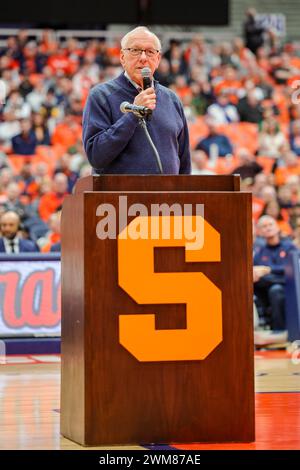 Syracuse, New York, USA. Februar 2024. Nach dem Basketballspiel der ACC-Konferenz zwischen der Syracuse University und der University of Notre Dame spricht JIM BOEHEIM, ehemaliger Trainer von Syracuse, während einer Zeremonie zu Ehren seiner Karriere im JMA Wireless Dome auf dem Campus der Syracuse University. (Kreditbild: © Scott Rausenberger/ZUMA Press Wire) NUR REDAKTIONELLE VERWENDUNG! Nicht für kommerzielle ZWECKE! Stockfoto