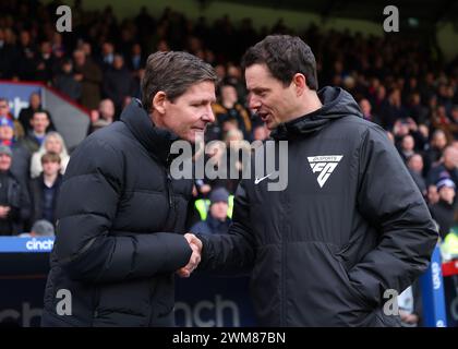 Selhurst Park, Selhurst, London, Großbritannien. Februar 2024. Premier League Football, Crystal Palace gegen Burnley; Crystal Palace Manager Oliver Glasner spricht vor dem Auftakt mit Darren England Vierter Offizieller. Credit: Action Plus Sports/Alamy Live News Stockfoto