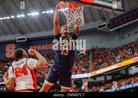 Syracuse, New York, USA. Februar 2024. Während des ACC Conference Basketballspiels zwischen der Syracuse University und der University of Notre Dame schlägt Notre Dame Stürmer TAE DAVIS (13) den Ball während der zweiten Hälfte des Spiels im JMA Wireless Dome auf dem Campus der Syracuse University. (Kreditbild: © Scott Rausenberger/ZUMA Press Wire) NUR REDAKTIONELLE VERWENDUNG! Nicht für kommerzielle ZWECKE! Stockfoto