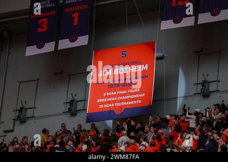 Syracuse, New York, USA. Februar 2024. Nach dem ACC-Konferenzbasketballspiel zwischen der Syracuse University und der University of Notre Dame wurde ein Banner für den ehemaligen Syracuse Head Coach JIM BOEHEIM in einer Zeremonie zu Ehren seiner Karriere im JMA Wireless Dome auf dem Campus der Syracuse University angebracht. (Kreditbild: © Scott Rausenberger/ZUMA Press Wire) NUR REDAKTIONELLE VERWENDUNG! Nicht für kommerzielle ZWECKE! Stockfoto