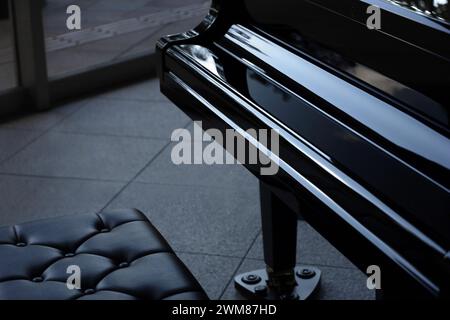 Ein Street Piano an einem ruhigen Ort ohne jemanden in der Nähe Stockfoto