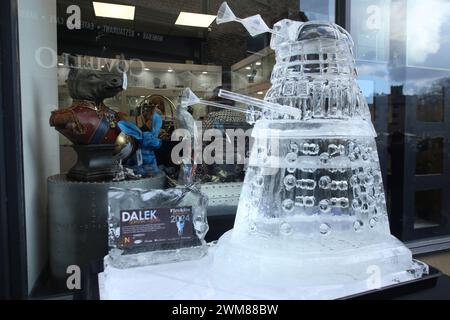 Durham, Großbritannien. Februar 2024. Ice Sculptures in the Stars of the Screen Thema in Durham City mit Live-Demonstrationen, Durham, 24. Februar 2024, Credit:DEWAlamy Live News Credit: DEW/Alamy Live News Stockfoto