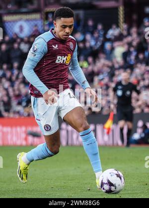 Birmingham, Großbritannien. Februar 2024. Birmingham, England, 24. Februar 2024: Jacob Ramsey (41 Aston Villa) am Ball während des Premier League-Fußballspiels zwischen Aston Villa und Nottingham Forest im Villa Park in Birmingham, England (Natalie Mincher/SPP) Credit: SPP Sport Press Photo. /Alamy Live News Stockfoto