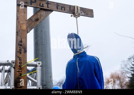 RIGA, LETTLAND. Februar 2024. Marionette des russischen Präsidenten Wladimir Putin vor der russischen Botschaft in Lettland gehängt. Zwei Jahre, seit Russland einen brutalen Krieg gegen die Ukraine begonnen hat. Stockfoto