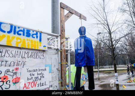 RIGA, LETTLAND. Februar 2024. Marionette des russischen Präsidenten Wladimir Putin vor der russischen Botschaft in Lettland gehängt. Zwei Jahre, seit Russland einen brutalen Krieg gegen die Ukraine begonnen hat. Stockfoto