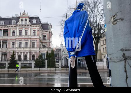 RIGA, LETTLAND. Februar 2024. Marionette des russischen Präsidenten Wladimir Putin vor der russischen Botschaft in Lettland gehängt. Zwei Jahre, seit Russland einen brutalen Krieg gegen die Ukraine begonnen hat. Stockfoto