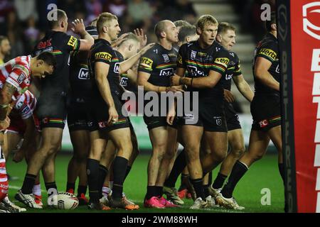 Penrith Panthers' Dylan Edwards feiert den zweiten Versuch seiner Mannschaft während des Spiels der Betfred World Club Challenge im DW Stadium in Wigan. Bilddatum: Samstag, 24. Februar 2024. Stockfoto