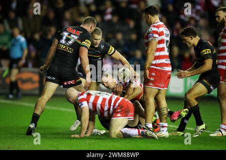 Penrith Panthers' Dylan Edwards erzielt seinen beiden zweiten Versuch während des Spiels der Betfred World Club Challenge im DW-Stadion in Wigan. Bilddatum: Samstag, 24. Februar 2024. Stockfoto