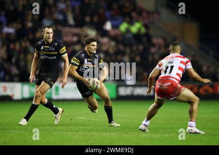 Nathan Cleary von Penrith Panthers (links) läuft mit dem Ball während des Spiels der Betfred World Club Challenge im DW-Stadion in Wigan. Bilddatum: Samstag, 24. Februar 2024. Stockfoto