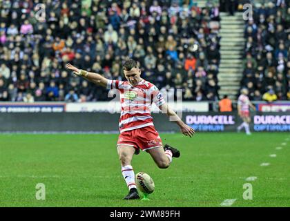 Harry Smith von Wigan Warriors konvertiert seine Conversions zu 16-12 Wigan, während des World Club Challenge Matches 2024 Wigan Warriors gegen Penrith Panthers im DW Stadium, Wigan, Vereinigtes Königreich, 24. Februar 2024 (Foto: Cody Froggatt/News Images) Stockfoto