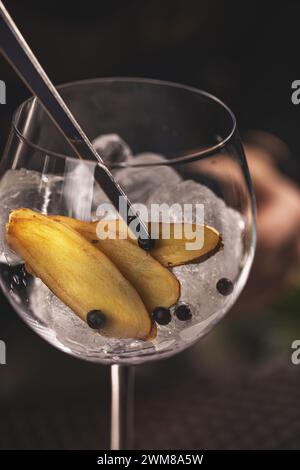Gin Ballon Glas mit Eiswürfel und Ingwergarnituren Stockfoto