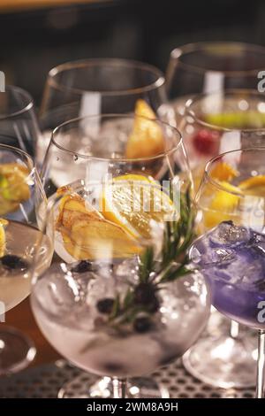 Gin Tonic Longdrink Cocktail in verschiedenen Formen mit Garnitur in einzelnen Gläsern Stockfoto