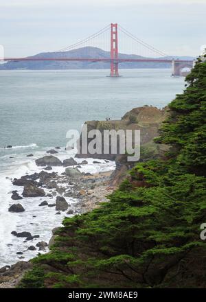 Ausblicke vom Lands End Trail mit Blick auf den Pazifik und die Golden Gate Bridge in San Francisco, Kalifornien Stockfoto