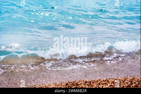 Fantastischer, ruhiger Blick auf milde Wellen am Sandstrand (oder kleinen Kieselsteinen) an der französischen Riviera in Südeuropa - Hurra! (Es ist vielleicht nett, kann Stockfoto