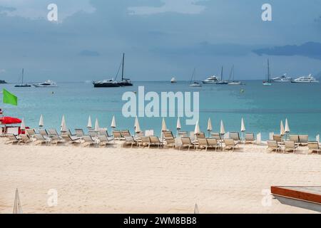 Fantastischer Blick auf die Entspannung auf kleinen privaten Sandstrand (mit Liegestühlen und Sonnenschirmen) und die Bucht von Cannes: Boote fahren oder ankern. Vielleicht Katamaran Stockfoto