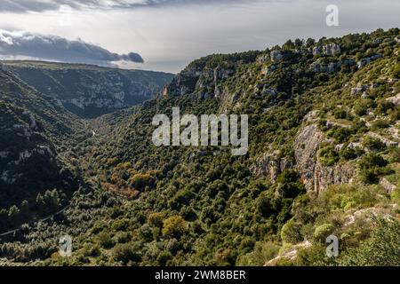 Panoramablick auf die Anapo Tal und die pantalica Plateau in der Nähe von Syrakus, in Sizilien Stockfoto