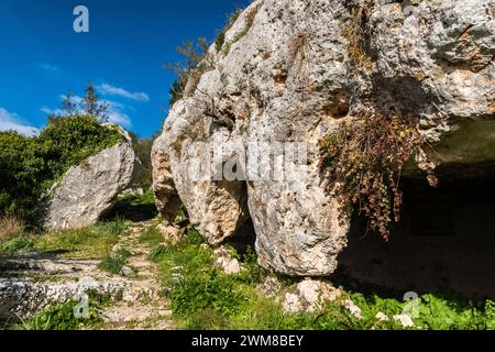 Äußere eines Grabes in Pantalica, einer Nekropole in Sizilien Stockfoto