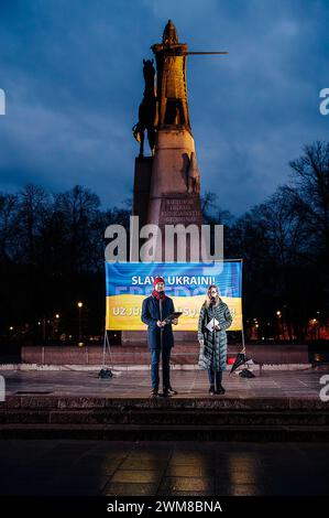 © Jan Schmidt-Whitley/Le Pictorium/MAXPPP - Vilnius 24/02/2024 Jan Schmidt-Whitley/Le Pictorium - 24/02/2024 - lituanie/Vilnius - L'Ambassadrice americaine en Lituanie Kara C. McDonald prononce un discours en soutien a l'Ukraine. Quelques milliers de personnes se sont reunies a Vilnius a l'event de l'anniversaire de l'Invasion de l'Ukraine par la Russie. Les manifestants portaient des drapeaux lituaniens, ukrainiens et bielorusses. - Valeurs ACtuelles out, RUSSLAND OUT, NO RUSSIA #norussia, no jdd, jdd out/24/02/2024 - litauen/Vilnius - der amerikanische Botschafter in Litauen Kar Stockfoto