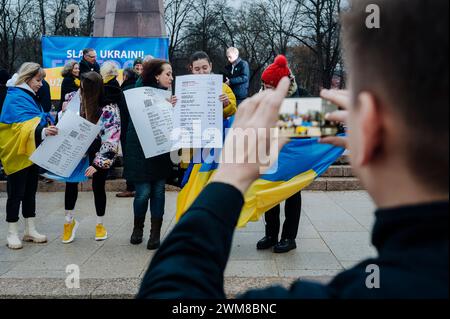 © Jan Schmidt-Whitley/Le Pictorium/MAXPPP - Vilnius 24/02/2024 Jan Schmidt-Whitley/Le Pictorium - 24/02/2024 - lituanie/Vilnius - UN homme prend des manifestantes pro-ukrainiennes en Photo avec am Telefon. Quelques milliers de personnes se sont reunies a Vilnius a l'event de l'anniversaire de l'Invasion de l'Ukraine par la Russie. Les manifestants portaient des drapeaux lituaniens, ukrainiens et bielorusses. - Valeurs ACtuelles raus, RUSSLAND RAUS, KEIN RUSSLAND #norussia, kein jdd, jdd out/24/02/2024 - litauen/Wilna - Ein Mann fotografiert mit seinem Pho pro-ukrainische Demonstranten Stockfoto