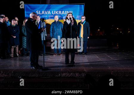 © Jan Schmidt-Whitley/Le Pictorium/MAXPPP - Vilnius 24/02/2024 Jan Schmidt-Whitley/Le Pictorium - 24/02/2024 - lituanie/Vilnius - Frau Alix Everard l'Ambassadrice de France en Lituanie manifeste son soutien a l'Ukraine. Quelques milliers de personnes se sont reunies a Vilnius a l'event de l'anniversaire de l'Invasion de l'Ukraine par la Russie. Les manifestants portaient des drapeaux lituaniens, ukrainiens et bielorusses. - Valeurs ACtuelles out, RUSSIA OUT, NO RUSSIA #norussia, no jdd, jdd out/24/02/2024 - litauen/Vilnius - Frankreichs Botschafter in Litauen, Alix Everard, exp Stockfoto