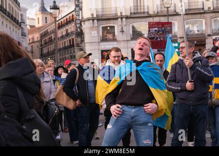 Demonstranten marschieren auf Madrids Gran Via während einer Demonstration zur Unterstützung der Ukraine, um dem zweiten Jahr der russischen militärischen Invasion von zu gedenken Stockfoto