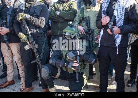 Jenin, Palästina. Februar 2024. Palästinensische Militanten, die ihre Waffen bei einer Militärparade in der Stadt Aqaba in der Nähe der Stadt Dschenin im nördlichen besetzten Westjordanland trugen. Quelle: SOPA Images Limited/Alamy Live News Stockfoto