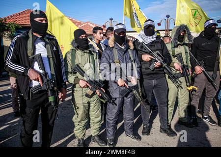 Jenin, Palästina. Februar 2024. Palästinensische Militanten, die ihre Waffen bei einer Militärparade in der Stadt Aqaba in der Nähe der Stadt Dschenin im nördlichen besetzten Westjordanland trugen. Quelle: SOPA Images Limited/Alamy Live News Stockfoto