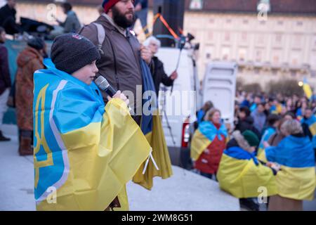 Wien, Wien, Österreich. Februar 2024. Junge, der in der Ukraine spricht, protestiert auf der 2. Jahrestag der russischen Invasion der Ukraine auf dem Wienischen Heldenplatz (Foto: © Andreas Stroh/ZUMA Press Wire) NUR REDAKTIONELLE VERWENDUNG! Nicht für kommerzielle ZWECKE! Stockfoto