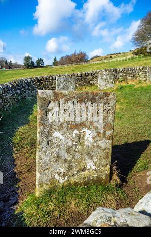 Die Riley-Gräber und Grabstätten, umgeben von einer Steinmauer, die Gräber der ganzen Hancock-Familie. Die alle an der Pest im Eyam Peak District Derbyshire gestorben sind Stockfoto