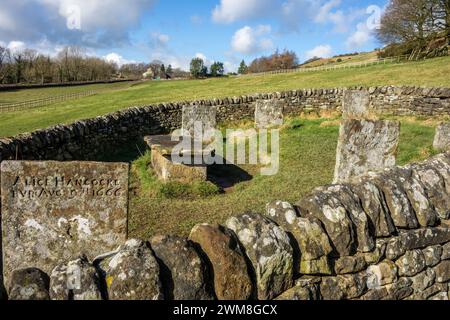 Die Riley-Gräber und Grabstätten, umgeben von einer Steinmauer, die Gräber der ganzen Hancock-Familie. Die alle an der Pest im Eyam Peak District Derbyshire gestorben sind Stockfoto