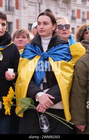 Madrid, Spanien. Februar 2024. Demonstranten marschieren auf Madrids Gran Via während einer Demonstration zur Unterstützung der Ukraine zum Gedenken an das zweite Jahr der russischen militärischen Invasion in der Ukraine, 24. Februar 2024 Spanien (Foto: Oscar Gonzalez/SIPA USA) (Foto: Oscar Gonzalez/SIPA USA) Credit: SIPA USA/Alamy Live News Stockfoto