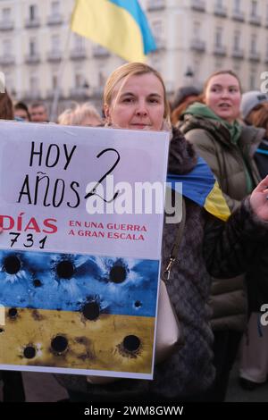 Madrid, Spanien. Februar 2024. Demonstranten marschieren auf Madrids Gran Via während einer Demonstration zur Unterstützung der Ukraine zum Gedenken an das zweite Jahr der russischen militärischen Invasion in der Ukraine, 24. Februar 2024 Spanien (Foto: Oscar Gonzalez/SIPA USA) (Foto: Oscar Gonzalez/SIPA USA) Credit: SIPA USA/Alamy Live News Stockfoto