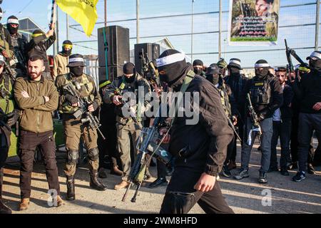 Jenin, Palästina. Februar 2024. Palästinensische Militanten, die ihre Waffen bei einer Militärparade in der Stadt Aqaba in der Nähe der Stadt Dschenin im nördlichen besetzten Westjordanland trugen. (Foto: Nasser Ishtayeh/SOPA Images/SIPA USA) Credit: SIPA USA/Alamy Live News Stockfoto