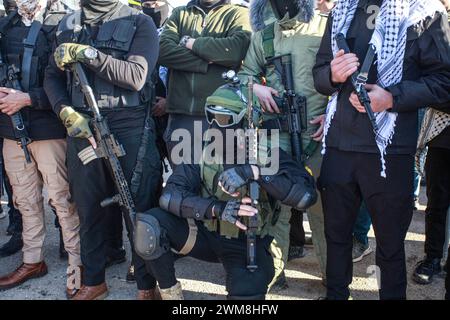 Jenin, Palästina. Februar 2024. Palästinensische Militanten, die ihre Waffen bei einer Militärparade in der Stadt Aqaba in der Nähe der Stadt Dschenin im nördlichen besetzten Westjordanland trugen. (Foto: Nasser Ishtayeh/SOPA Images/SIPA USA) Credit: SIPA USA/Alamy Live News Stockfoto