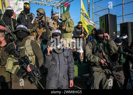 Jenin, Palästina. Februar 2024. Palästinensische Militanten, die ihre Waffen bei einer Militärparade in der Stadt Aqaba in der Nähe der Stadt Dschenin im nördlichen besetzten Westjordanland trugen. (Foto: Nasser Ishtayeh/SOPA Images/SIPA USA) Credit: SIPA USA/Alamy Live News Stockfoto
