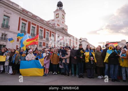 Madrid, Spanien. Februar 2024. Demonstranten marschieren auf Madrids Gran Via während einer Demonstration zur Unterstützung der Ukraine zum Gedenken an das zweite Jahr der russischen militärischen Invasion in der Ukraine, 24. Februar 2024 Spanien (Foto: Oscar Gonzalez/SIPA USA) (Foto: Oscar Gonzalez/SIPA USA) Credit: SIPA USA/Alamy Live News Stockfoto