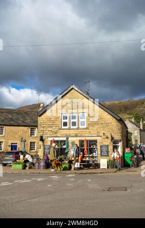 Leute vor dem Café essen und trinken im Derbyshire Pestdorf Eyam Stockfoto