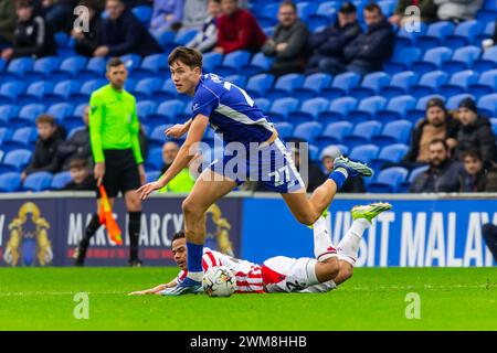 Cardiff, Großbritannien. Februar 2024. Rubin Colwill von Cardiff City in Aktion während des EFL Skybet-Meisterschaftsspiels Cardiff City gegen Stoke City im Cardiff City Stadium am Samstag, den 24. Februar 2024. Dieses Bild darf nur für redaktionelle Zwecke verwendet werden. Nur redaktionelle Verwendung, Bild nach Credit: Andrew Orchard Sportfotografie/Alamy Live News Stockfoto