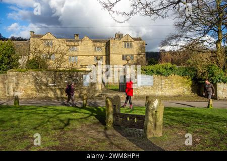 Eyam Hall, ein Herrenhaus im JakoBean-Stil im Pestdorf Eyam England im Derbyshire Peak District, von den Beständen auf dem Dorfgrün aus gesehen Stockfoto