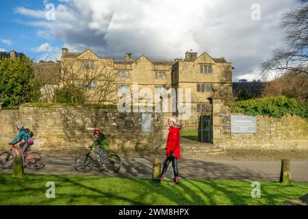 Eyam Hall, ein Herrenhaus im JakoBean-Stil im Pestdorf Eyam England im Derbyshire Peak District, von den Beständen auf dem Dorfgrün aus gesehen Stockfoto