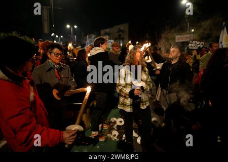 Hunderte Proteste vor Netanjahus-Haus JERUSALEM - 24. FEBRUAR: Hunderte Israelis fordern die Freilassung von Geiseln, während sie sich vor dem Haus des israelischen Premierministers Benjamin Netanjahu in West-Jerusalem versammeln und am 24. Februar 2024 in die Pariser Straße marschierten. Sie trugen Banner, Fotos von den Geiseln und skandierten Slogans. Foto: saeed qaq Copyright: Xsaeedxqaqx  B9Z2867 Stockfoto