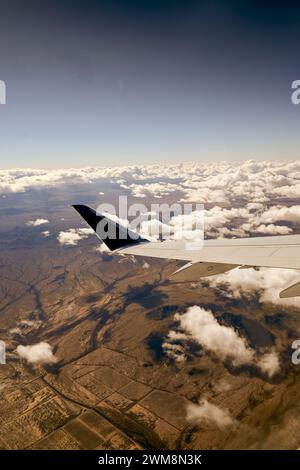 Die Flugzeuge stürzen nach dem Start vom Tucson International Airport an einem verstreuten Wolkentag in Arizona ab und gewinnen an Höhe Stockfoto