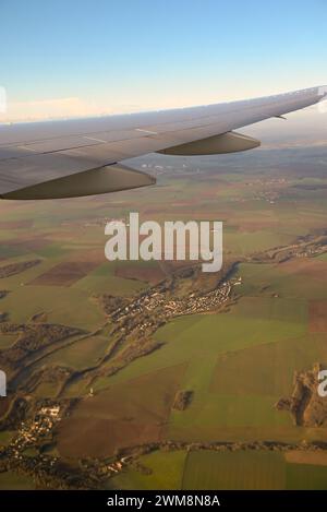 Blick auf den Fenstersitz im Air France/KLM-Flugzeug, das über das ländliche Frankreich fliegt und in Richtung Charles de Gaulle International Airport, Paris, abfliegt Stockfoto